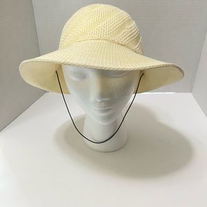 Augusta Beach hat for summer with strap cream colored NWOT.